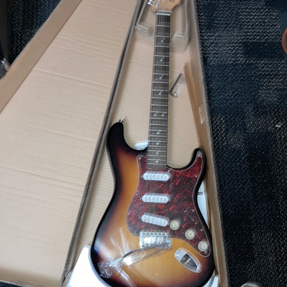 Squire By Fender SE Special Strat guitar with Amp